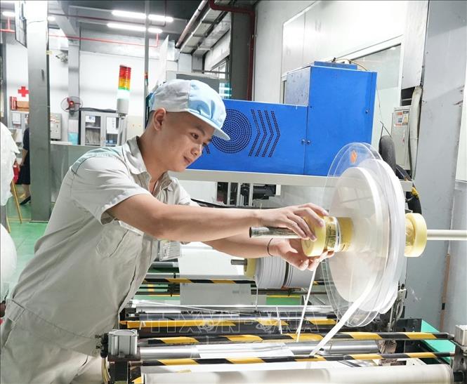 Các dây chuyền sản xuất hiện đại hoạt động hết công suất nhằm hiện thực hóa mục tiêu tăng trưởng cả năm từ 12,5% đến 13%. Ảnh: Đồng Thúy - TTXVN