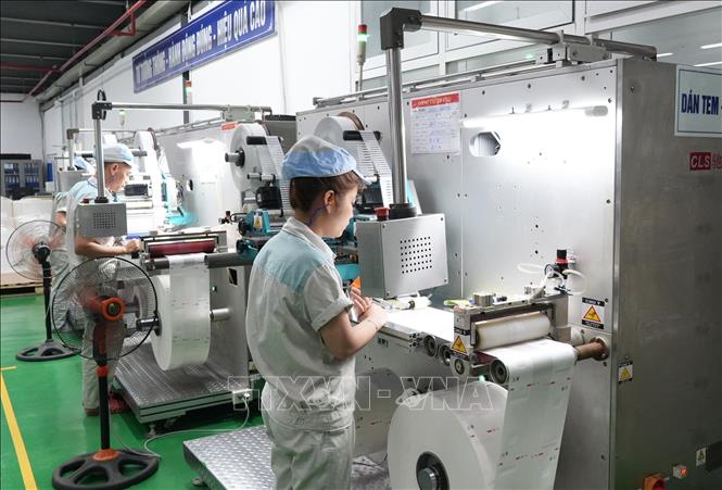 Không khí lao động khẩn trương tại phân xưởng, quyết tâm hoàn thành thắng lợi các chỉ tiêu kinh tế đã đề ra. Ảnh: Đồng Thúy - TTXVN
