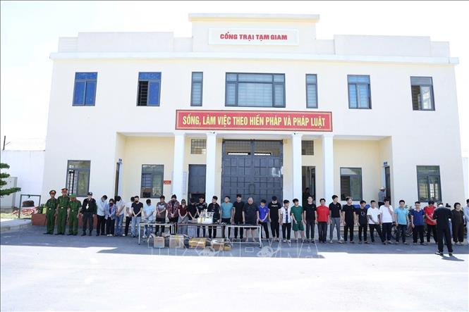 Các đối tượng trong đường dây rửa tiền do công an tỉnh Hà Tĩnh triệt phá. Ảnh: TTXVN phát