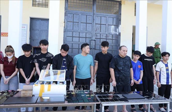 Các đối tượng trong đường dây rửa tiền do Công an tỉnh Hà Tĩnh triệt phá. Ảnh: TTXVN phát
