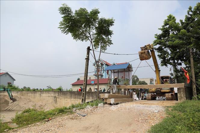 Ngày 15/7/2026, phương tiện cơ giới cùng lực lượng xung kích được huy động thực hành đóng cửa khẩu đê Đô Tân. Ảnh: Trung Nguyên - TTXVN