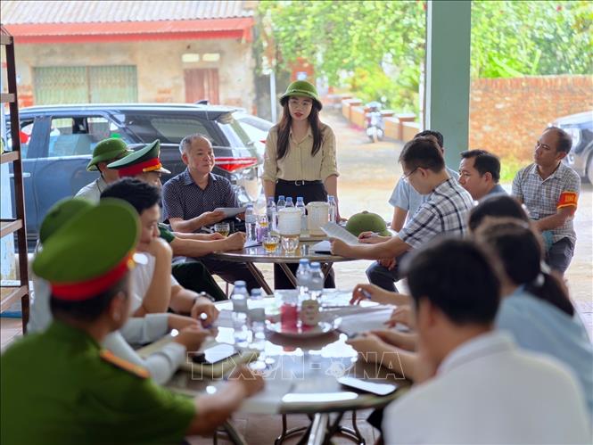 Ngày 15/7/2026, Phó Chủ tịch UBND xã Trung Giã Nguyễn Thị Thanh Huyền chủ trì cuộc họp vận hành cơ chế chỉ huy, điều hành trong diễn tập đóng cửa khẩu đê Đô Tân. Ảnh: Trung Nguyên - TTXVN