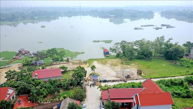 Toàn cảnh khu vực cửa khẩu đê Đô Tân bên sông Công, xã Trung Giã, Hà Nội, nơi diễn ra cuộc diễn tập. Ảnh: Trung Nguyên - TTXVN