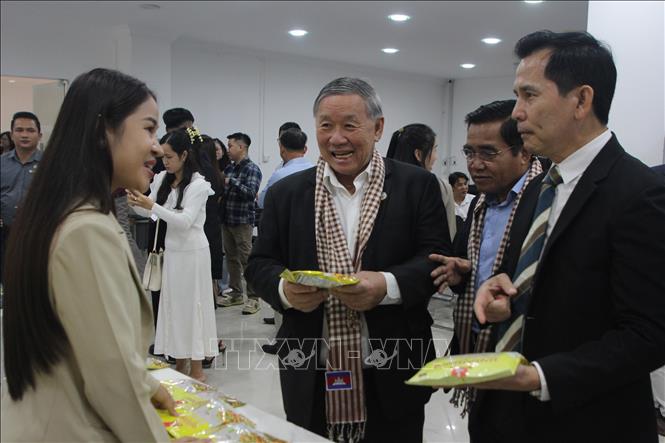 Các đại biểu tìm hiểu sản phẩm của các doanh nghiệp Campuchia trưng bày tại hội thảo. Ảnh: Minh Hưng – PV TTXVN tại Campuchia