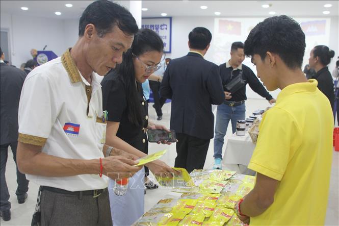 Các đại biểu tìm hiểu sản phẩm của các doanh nghiệp Campuchia trưng bày tại hội thảo. Ảnh: Minh Hưng – PV TTXVN tại Campuchia