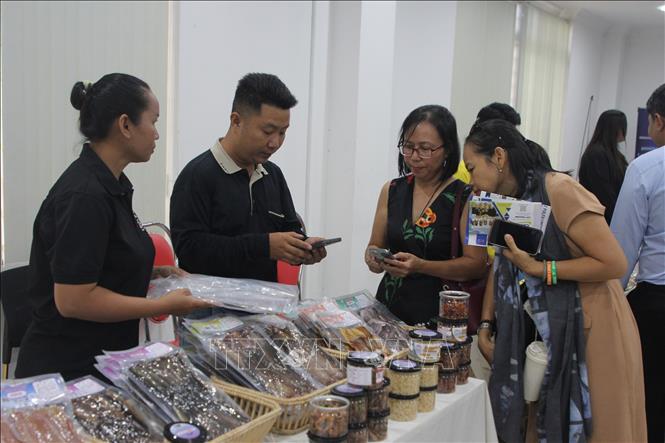 Các đại biểu tìm hiểu sản phẩm của các doanh nghiệp Campuchia trưng bày tại hội thảo. Ảnh: Minh Hưng – PV TTXVN tại Campuchia