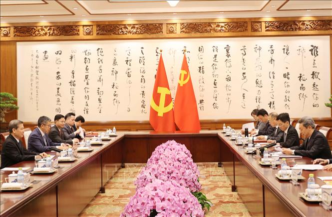 Trưởng Ban Nội chính Trung ương Lê Minh Trí (trái) hội đàm với Bí thư Uỷ ban Chính pháp Trung ương Đảng Cộng sản Trung Quốc Trần Văn Thanh. Ảnh: Công Tuyên - PV TTXVN tại Trung Quốc