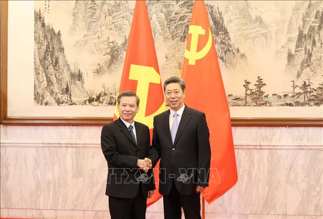 Trưởng Ban Nội chính Trung ương Lê Minh Trí (trái) và Bí thư Uỷ ban Chính pháp Trung ương Đảng Cộng sản Trung Quốc Trần Văn Thanh. Ảnh: Công Tuyên - PV TTXVN tại Trung Quốc