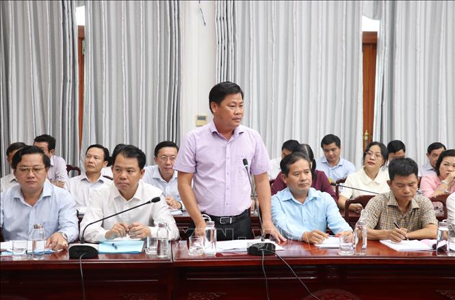 Ông Huỳnh Văn Quang Hùng, Bí thư Đảng ủy xã Tân Tập, nêu những vướng mắc từ các dự án khu công nghiệp, đô thị kéo dài, ảnh hưởng đến quyền và lợi ích của người dân. Ảnh: Bùi Giang - TTXVN
