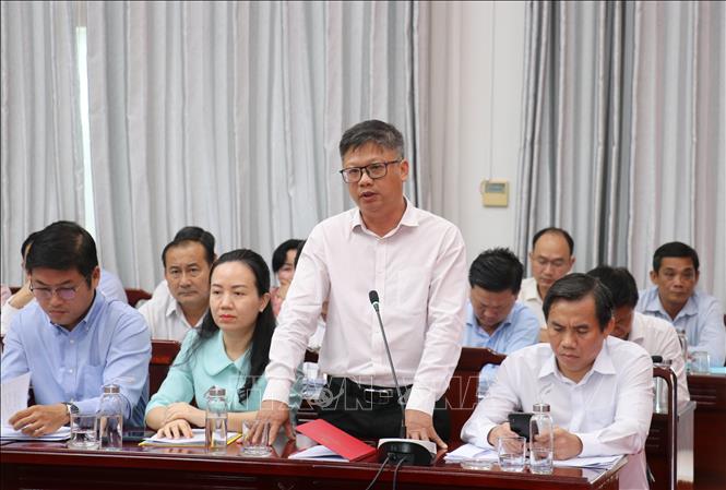 Ông Lê Minh Thế, Bí thư Đảng ủy phường Tân Ninh, trao đổi về công tác tiếp công dân và giải pháp tập trung xử lý dứt điểm các vụ việc tồn đọng, kéo dài trên địa bàn. Ảnh: Bùi Giang - TTXVN