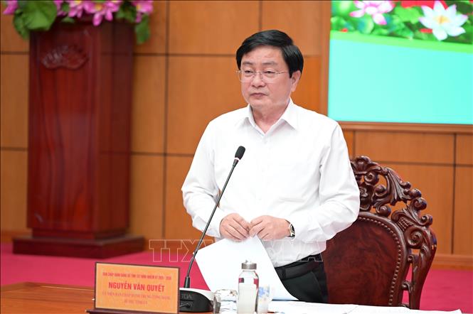 Ủy viên Trung ương Đảng, Bí thư Tỉnh ủy Tây Ninh Nguyễn Văn Quyết phát biểu tại buổi gặp gỡ, đối thoại với Bí thư Đảng ủy các xã, phường trong tỉnh. Ảnh: Bùi Giang - TTXVN
