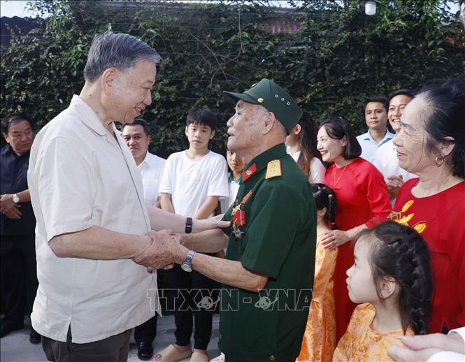 Tổng Bí thư, Chủ tịch nước Tô Lâm đến thăm gia đình ông Trần Xuân Hán, cán bộ hoạt động cách mạng bị địch bắt tù đày (trú tại tổ dân phố 19/8, phường Thảo Nguyên, tỉnh Sơn La). Ảnh: Thống Nhất – TTXVN