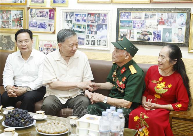 Tổng Bí thư, Chủ tịch nước Tô Lâm đến thăm và tặng quà gia đình ông Trần Xuân Hán, cán bộ hoạt động cách mạng bị địch bắt tù đày (trú tại tổ dân phố 19/8, phường Thảo Nguyên, tỉnh Sơn La). Ảnh: Thống Nhất – TTXVN