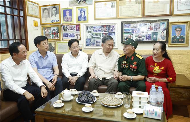Tổng Bí thư, Chủ tịch nước Tô Lâm đến thăm và tặng quà gia đình ông Trần Xuân Hán, cán bộ hoạt động cách mạng bị địch bắt tù đày (trú tại tổ dân phố 19/8, phường Thảo Nguyên, tỉnh Sơn La). Ảnh: Thống Nhất – TTXVN