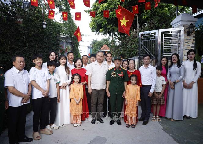 Tổng Bí thư, Chủ tịch nước Tô Lâm và gia đình ông Trần Xuân Hán tại tổ dân phố 19/8, phường Thảo Nguyên, tỉnh Sơn La. Ảnh: Thống Nhất – TTXVN