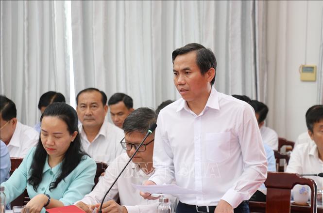 Ông Lê Công Đỉnh, Bí thư Đảng ủy phường Long An, trao đổi về công tác tiếp công dân và giải pháp tập trung xử lý dứt điểm các vụ việc tồn đọng, kéo dài trên địa bàn. Ảnh: Bùi Giang - TTXVN
