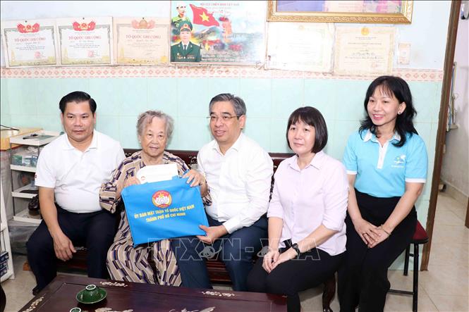 Ông Nguyễn Phước Lộc, Phó Bí thư Thành ủy, Chủ tịch Ủy ban MTTQ Việt Nam Thành phố Hồ Chí Minh thăm, tặng quà Mẹ Việt Nam Anh hùng Nguyễn Thị Hữu Tài ở phường Khánh Hội. Ảnh: Xuân Khu - TTXVN