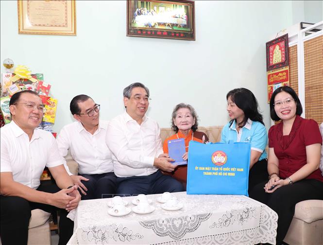 Ông Nguyễn Phước Lộc, Phó Bí thư Thành ủy, Chủ tịch Ủy ban MTTQ Việt Nam Thành phố Hồ Chí Minh thăm, tặng quà Mẹ Việt Nam Anh hùng Nguyễn Thị Ty ở phường Phú Nhuận. Ảnh: Xuân Khu-TTXVN