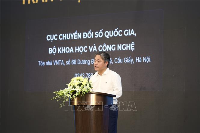Ông Lê Anh Tuấn, Phó Cục trưởng Cục Chuyển đổi số quốc gia chia sẻ tại Hội nghị. Ảnh: Thu Phương - TTXVN