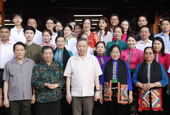Tổng Bí thư, Chủ tịch nước Tô Lâm thăm nguyên Ủy viên Bộ Chính trị, nguyên Phó Chủ tịch Thường trực Quốc hội Tòng Thị Phóng. Ảnh: Thống Nhất – TTXVN 