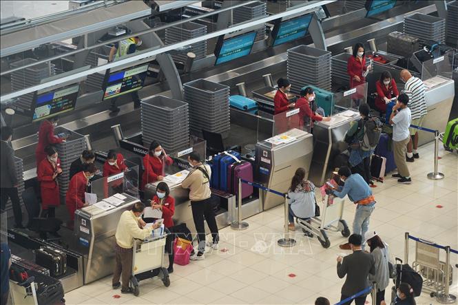 Hành khách tại sân bay quốc tế ở Bangkok, Thái Lan. Ảnh: THX/TTXVN phát