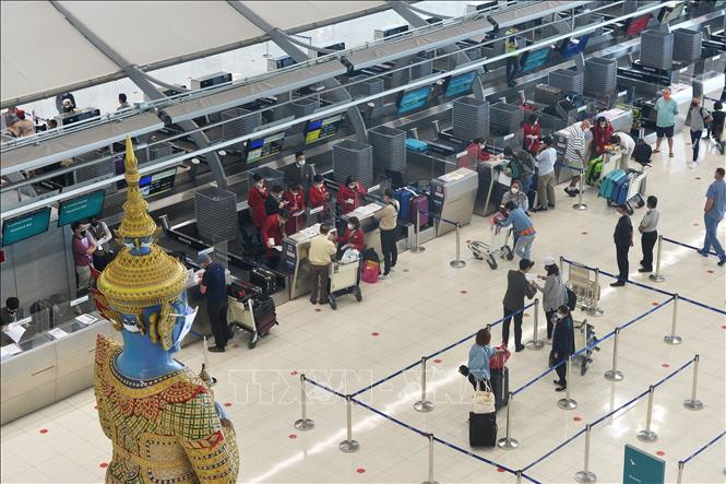 Hành khách tại sân bay quốc tế ở Bangkok, Thái Lan. Ảnh: THX/TTXVN phát