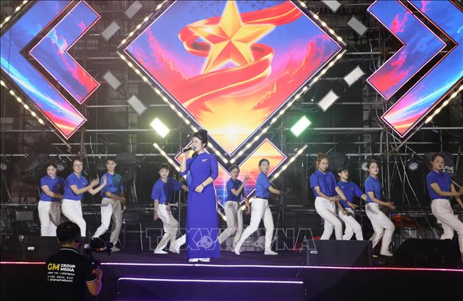 Chương trình văn nghệ do sinh viên Đại học Thái Nguyên biểu diễn. Ảnh: Vũ Hoàng Giang - TTXVN