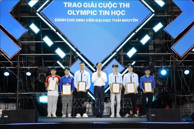 Trao giải cuộc thi Olympic tin học cho sinh viên đoạt giải cao trong kỳ thi. Ảnh: Vũ Hoàng Giang - TTXVN