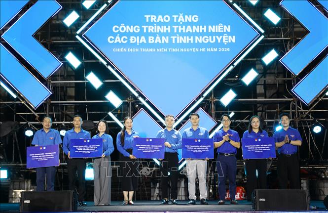 Trao biểu trưng các công trình thanh niên dành cho các địa phương đồng hành trong Chiến dịch Thanh niên tình nguyện hè năm 2026. Ảnh: Vũ Hoàng Giang - TTXVN