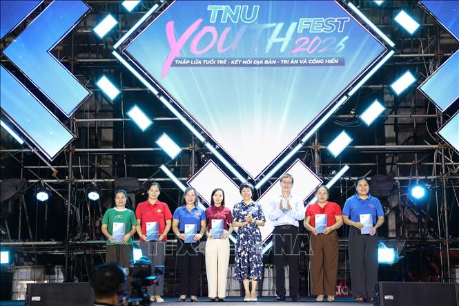 Trao tặng quà cho 6 cô giáo vượt khó, hoàn thành tốt nhiệm vụ giảng dạy trên địa bàn các xã phía Bắc tỉnh Thái Nguyên. Ảnh: Vũ Hoàng Giang - TTXVN