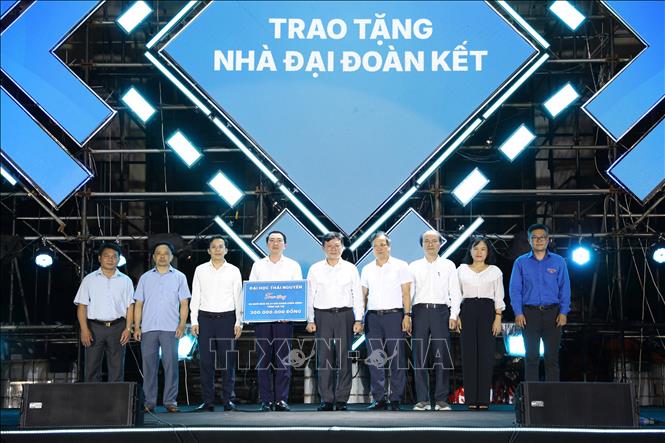 Ban tổ chức trao biểu trưng nhà Đại đoàn kết cho các phường Bắc Kạn, Đức Xuân và xã Ba Bể với tổng trị giá 300 triệu đồng. Ảnh: Vũ Hoàng Giang - TTXVN