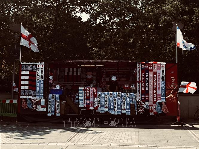 Khăn quàng, cờ và các sản phẩm cổ động cho trận bán kết World Cup 2026 giữa Anh và Argentina được bày bán tại một quầy lưu niệm ở trung tâm London. Ảnh: Hương Giang - PV TTXVN tại Anh