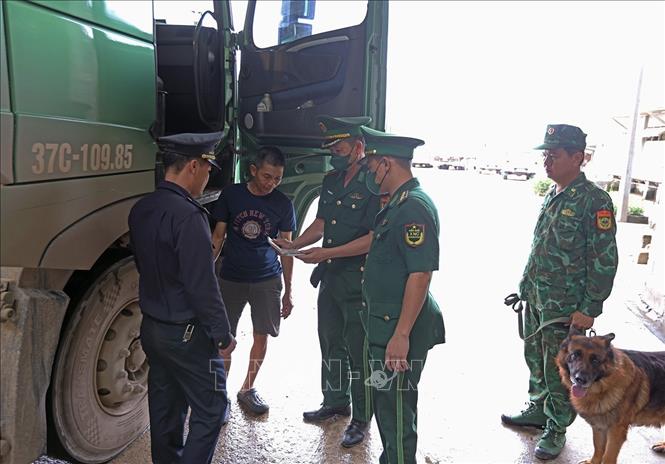 BĐBP phối hợp với lực lượng hải quan kiểm tra, kiểm soát phương tiện xuất cảnh qua Cửa khẩu quốc tế Cầu Treo, xã Sơn Kim, tỉnh Hà Tĩnh. Ảnh: Vũ Sinh - TTXVN