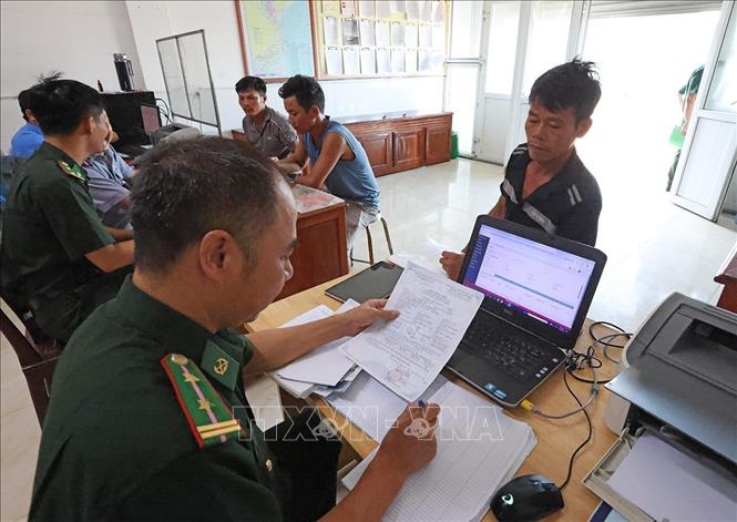 BĐBP cửa khẩu cảng Cửa Sót làm thủ tục, hỗ trợ ngư dân trước khi ra khơi khai thác thuỷ sản. Ảnh: Vũ Sinh - TTXVN