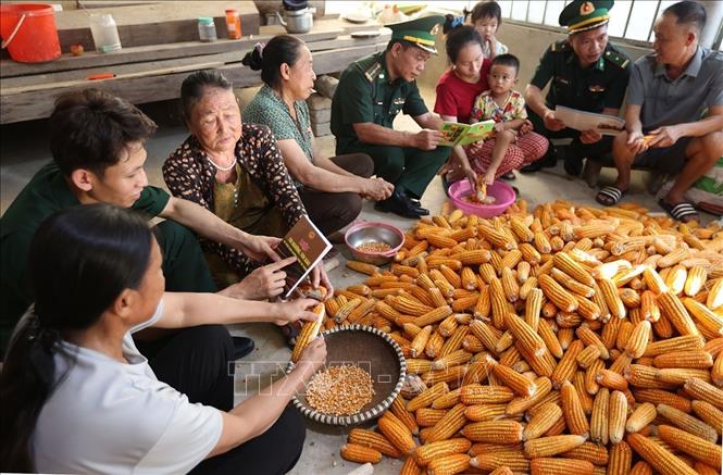 BĐBP cửa khẩu quốc tế Cầu Treo tuyên truyền, vận động hộ dân xã Sơn Kim 1 tham gia bảo vệ an ninh Tổ quốc. Ảnh: Vũ Sinh - TTXVN