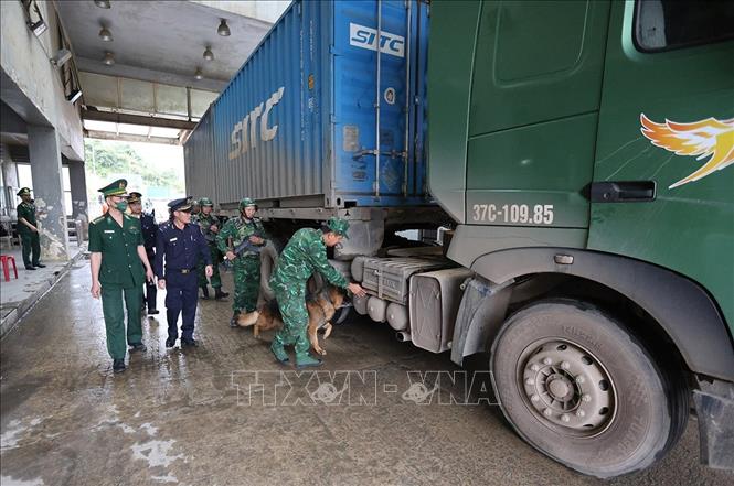 BĐBP phối hợp với lực lượng hải quan kiểm tra, kiểm soát phương tiện xuất cảnh qua Cửa khẩu quốc tế Cầu Treo, xã Sơn Kim, tỉnh Hà Tĩnh. Ảnh: Vũ Sinh - TTXVN