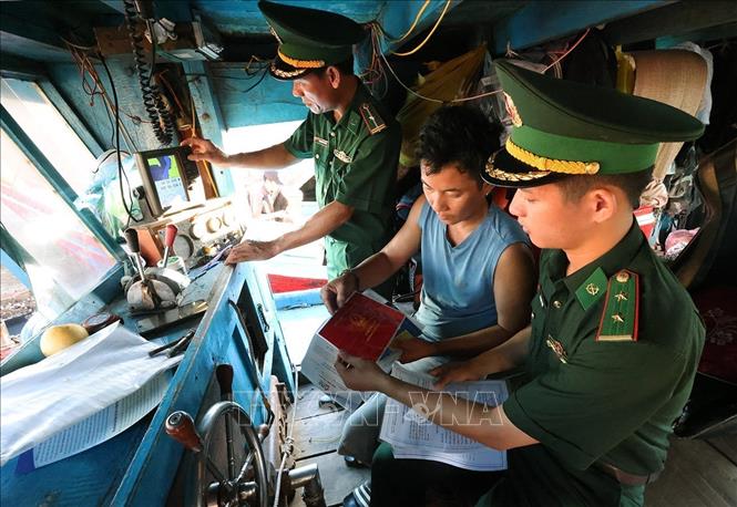 BĐBP cửa khẩu cảng Cửa Sót làm thủ tục đối với tàu cá trước khi ra khơi khai thác thuỷ sản. Ảnh: Vũ Sinh - TTXVN