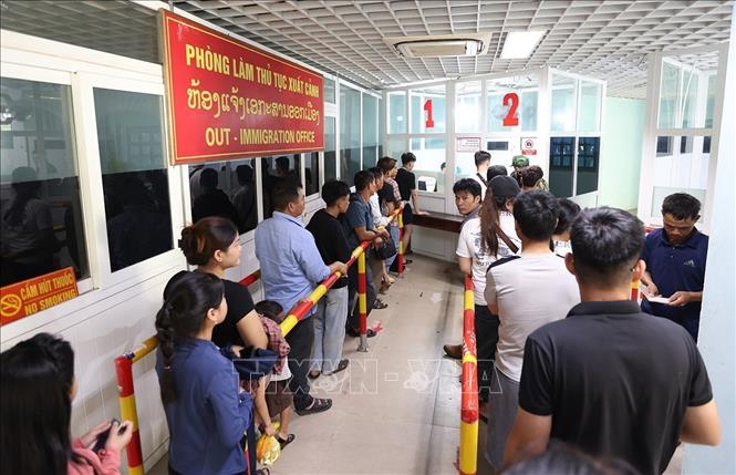 BĐBP làm thủ tục xuất cảnh cho hành khách tại Cửa khẩu quốc tế Cầu Treo, xã Sơn Kim, tỉnh Hà Tĩnh. Ảnh: Vũ Sinh - TTXVN