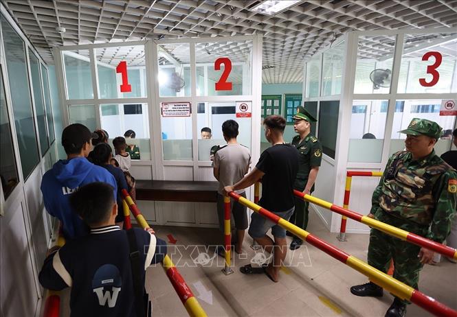 BĐBP làm thủ tục và giám sát hành khách xuất cảnh qua Cửa khẩu quốc tế Cầu Treo, xã Sơn Kim. Ảnh: Vũ Sinh - TTXVN