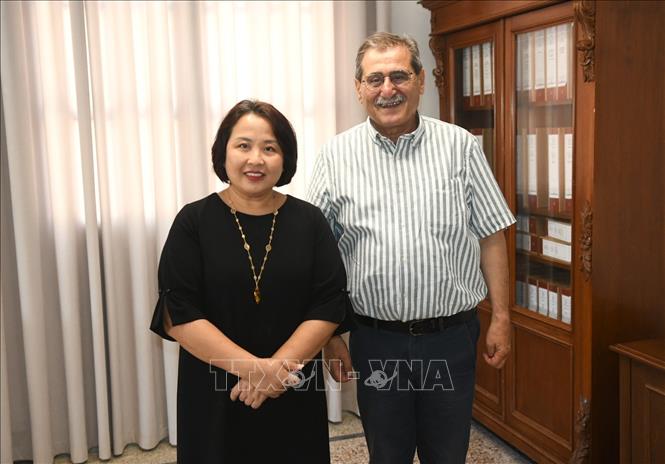 Đại sứ Phạm Thị Thu Hương làm việc với Thị trưởng Patras, Kostas Peletidis. Ảnh: ĐSQ Việt Nam tại Hy Lạp cung cấp
