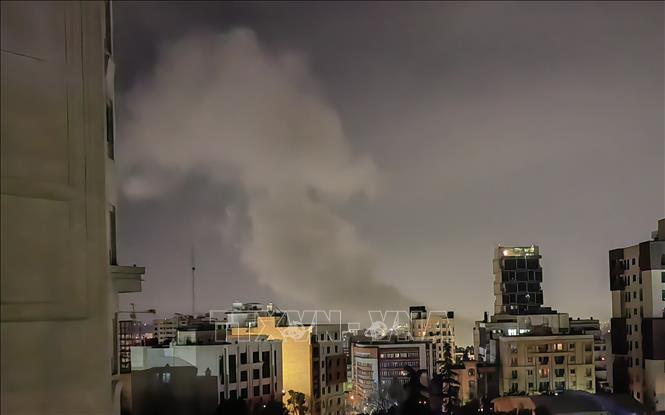 Khói bốc lên sau vụ tấn công tại Tehran, Iran. Ảnh: THX/TTXVN 