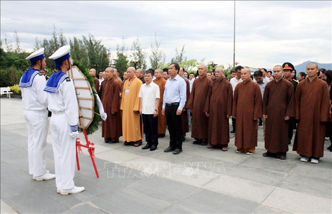 Đoàn công tác thực hiện nghi lễ tại Khu tưởng niệm Chiến sĩ Gạc Ma. Ảnh: Thái Thuần - TTXVN