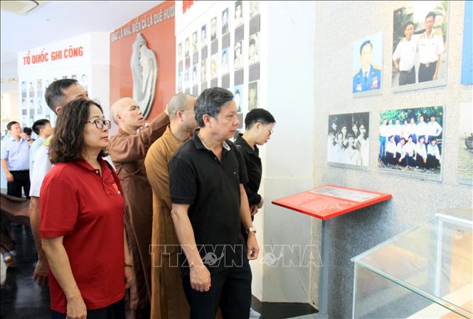 Các đại biểu tham quan Khu tưởng niệm Chiến sĩ Gạc Ma. Ảnh: Thái Thuần - TTXVN