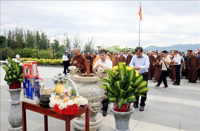 Đoàn công tác dâng hương tại Khu tưởng niệm Chiến sĩ Gạc Ma. Ảnh: Thái Thuần - TTXVN