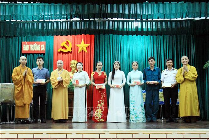 Giáo hội Phật giáo Việt Nam tặng quà nhân dân trên đảo Trường Sa. Ảnh: Thái Thuần - TTXVN