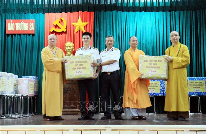 Giáo hội Phật giáo Việt Nam tặng quà các chiến sĩ thực hiện nhiệm vụ trên đảo Trường Sa. Ảnh: Thái Thuần - TTXVN
