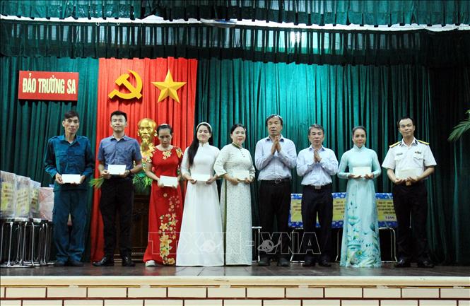 Đoàn công tác tặng quà nhân dân trên đảo Trường Sa. Ảnh: Thái Thuần - TTXVN