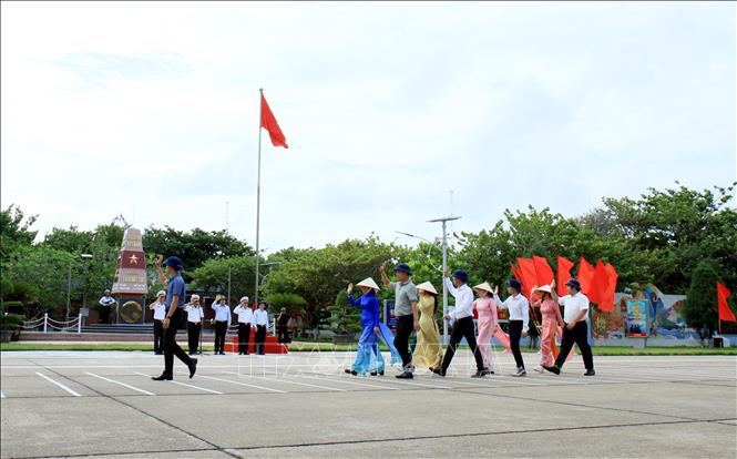 Nhân dân trên đảo Trường Sa diễu hành đón chào đoàn công tác. Ảnh: Thái Thuần - TTXVN
