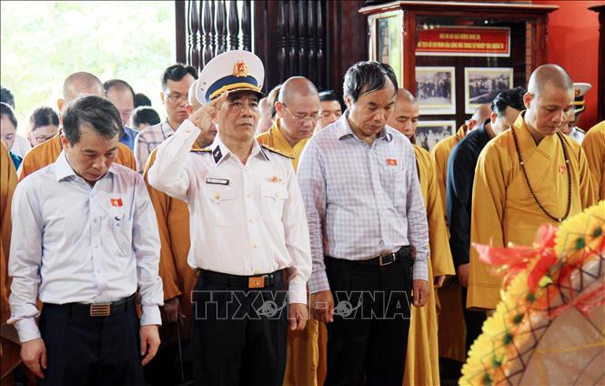 Các đại biểu thực hiện nghi lễ tại Nhà tưởng niệm Hồ Chí Minh trên đảo Trường Sa. Ảnh: Thái Thuần - TTXVN

