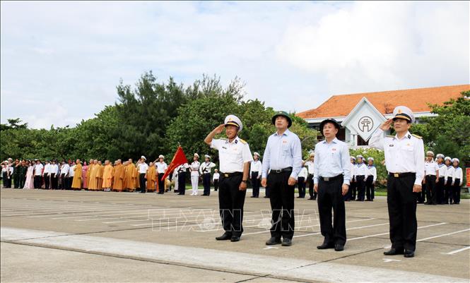 Đoàn công tác thực hiện nghi lễ chào cờ trên đảo Trường Sa. Ảnh: Thái Thuần - TTXVN
